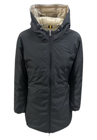 Zwarte, geïsoleerde jas met capuchon, ritssluiting aan de voorkant en een gele accentkleur bij de zoom. De binnenkant heeft een lichtbeige voering. Soepele textuur.