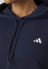 adidas Sportswear ESSENTIALS SMALL LOGO FEEL COZY HOODIE - Sweatshirt com capuz - legend ink