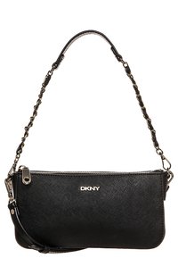 Czarna torebka DKNY o fakturze Saffiano, z zamkiem błyskawicznym i paskiem na ramię ozdobionym łańcuszkiem. Z przodu znajduje się detal z logo.