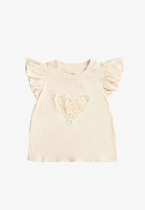 Crèmekleurig babyshirt met gerimpelde korte mouwen en een groot hartvormig bloemig kantontwerp in het midden voor.