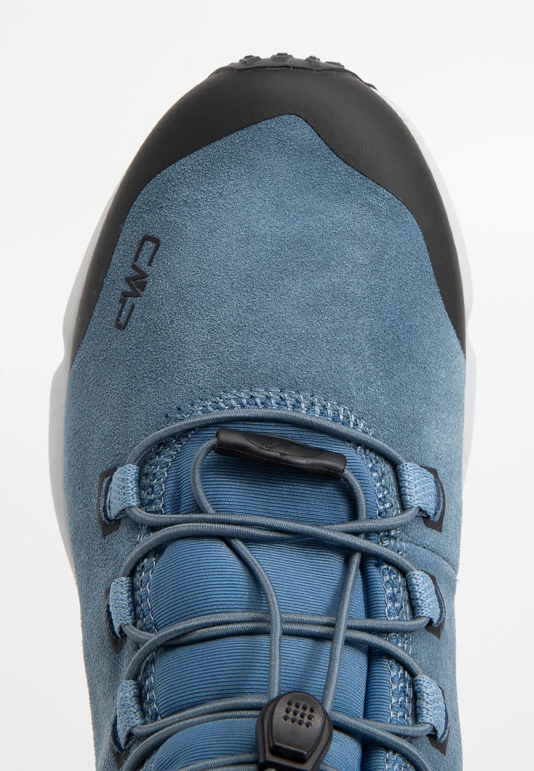 Chaussure de randonnée en suede bleu avec embout en caoutchouc noir, lacets élastiques et fermeture à bascule, montrant une vue de face supérieure.