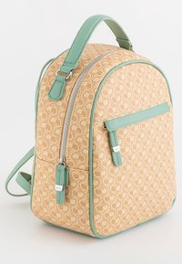 Brązowy plecak z wytłoczonym wzorem, z miętowo-zielonymi akcentami, górnym uchwytem, regulowanymi paskami i srebrnym detalem zamka.