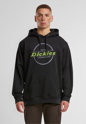 Hanorac negru cu un logo mare verde și gri "Dickies", buzunar tip kenguru și glugă cu șnur, fabricat dintr-un material moale.