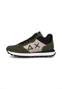 Sneaker in suede verde e tessuto nero con un pannello beige, lacci neri a contrasto e un accento rosso sul tallone. Suola intermedia bianca e suola esterna testurizzata.