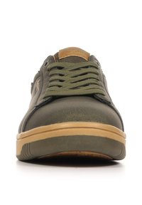 Sneaker verde oliva con tomaia texture, lacci verdi, accenti in suede marrone e suola in gomma color sabbia con un battistrada pattern.