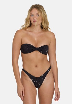 Zwarte bikini set met een bandeautopje met strikdetail en uitsnijdingen, en een stringzondeel met bijpassende uitsnijdingen.