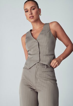 Gilet à rayures grises avec un col en V et cinq boutons, associé à un pantalon fuselé assorti, présentant une texture lisse et des poches latérales.
