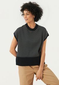 Camiseta de punto de manga corta con rayas horizontales en navy y blanco, cuello y dobladillo acanalados, con un corte relajado y una textura suave.