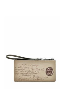 Cartera de cuero beige con una superficie texturizada, que presenta citas escritas a mano y un logotipo circular con un emblema de corona. Incluye una correa para la muñeca.