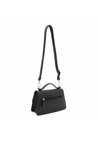 Borsa nera realizzata in materiale testurizzato, con una forma rettangolare, una maniglia superiore e una tracolla removibile. Include una tasca con zip frontale.