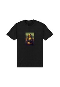 Černé tričko s rámovaným potiskem Mona Lisy na přední straně, zvýrazňující její renesanční umělecký styl a živé barevné detaily.