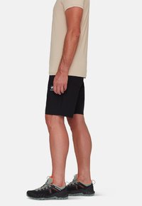 Mammut MASSONE - Träningsshorts - black