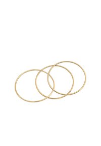 Set med tre guldiga metallarmband i form av ringar. Rund form, slät yta, enhetlig tjocklek, utan ytterligare utsmyckningar eller mönster.
