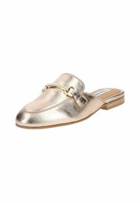 Scarpa slip-on in oro metallico, caratterizzata da una punta arrotondata, un'applique a catena sulla parte superiore e un tacco basso con una superficie liscia e texture in pelle.