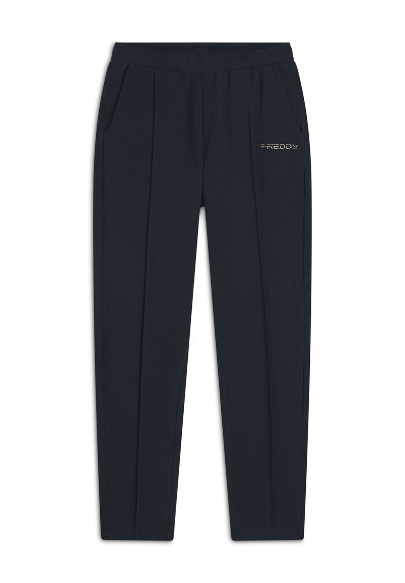 Pantaloni jogger blu navy con una cintura elastica, tasche laterali e pieghe frontali. Presentano un sottile logo "FREDDY" in un colore a contrasto.