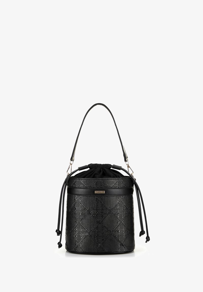 Zwarte emmer tas van textuurmateriaal met een trekkoordsluiting. Heeft een ronde vorm, een verstelbare schouderband en een gouden merklogo accent.