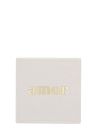 Torg, ljusrosa behållare med en slät yta; har ordet "amor" i fet, glänsande guldbokstäver.