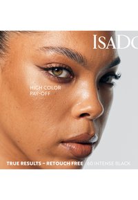 Nærbillede af en kvinde med glat hud iført intenst sort eyeliner og nude læbestift, der fremhæver høj farveintensitet og et naturligt udseende.