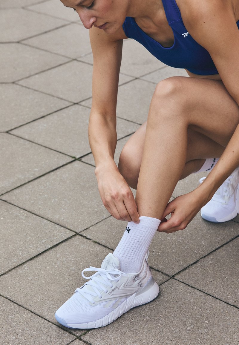Reebok - NANO GYM - Pantofi de alergare pe asfalt - footwear white/silver metallic/barely grey, Extindeți