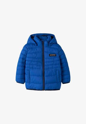 Blauwe pufferjack met capuchon, gequilte textuur, ragfijne rits en twee zijzakken. Heeft een zwart logo-embleem op de borst.
