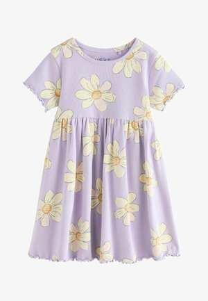 Levendula színű rövid ujjú kisgyermek ruha, szűkített derékrésszel és sárga margaréta mintával, hullámos szegéllyel az ujjainál és az alján.
