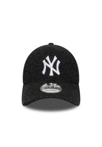Svart filt baseballcap med buet skjerm, med en hvit brodert NY-logo på fronten og justerbar stropp på baksiden.