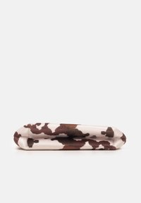 Borsa a stampa mucca con una superficie liscia e opaca. I colori includono bianco con macchie marroni e marrone scuro. Il design è compatto e rettangolare.