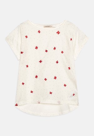 Camiseta de manga corta color crema con flores rojas bordadas y pequeños puntos azules, con un dobladillo redondeado y una textura de tela suave.
