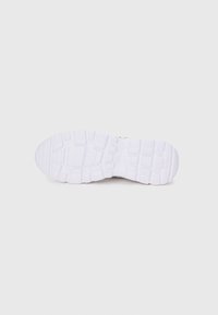 Semelle de sneaker blanche avec une surface en caoutchouc texturé, dotée d'un motif en grille pour une meilleure adhérence, complétée par un bord lisse et une pointe arrondie.