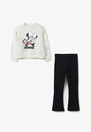 Witte sweatshirt met Minnie Mouse afbeelding en zwarte letters, gecombineerd met zwarte leggings. Zachte stof, casual pasvorm, geen patronen of hardware.