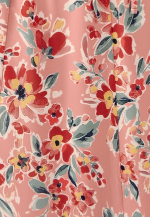 Roze stof met een bloemenpatroon van rode, gele en blauwe bloemen en groene bladeren. Gladde textuur met een zachte afwerking.