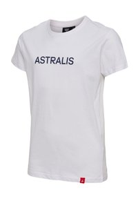 Hvid bomulds t-shirt med korte ærmer, prydet med ordet "ASTRALIS" trykt i marineblå over forsiden og et lille rødt logoklæb ved kanten.