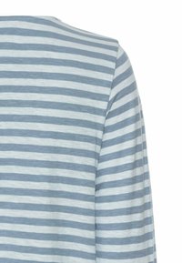 Gestreept lang-ermig shirt in lichtblauw en witte katoen. Zachte textuur met een ronde hals en een relaxte pasvorm. Verticale strepen accentueren de vorm.