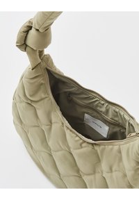 Borsa a tracolla verde oliva trapuntata con manico annodato e chiusura con zip, dotata di un interno liscio e di una tasca interna.