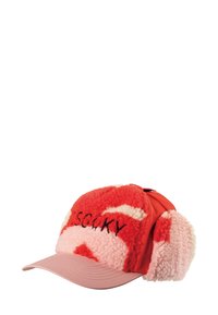 Rode en roze pet met fluffy, gestructureerde oorflapjes. Heeft een effen roze klep en "SOUKY" in het zwart geborduurd op de voorkant.