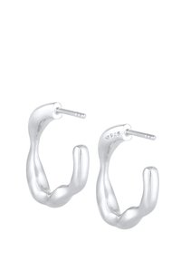 Sølvøreringe med en buet, skulpturel design. Fremstillet af 925 sterling sølv, med en poleret finish og sikkerhedslås.