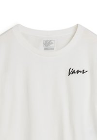Camiseta de algodón blanca con cuello redondo y mangas cortas. Presenta un pequeño logo bordado en negro de "Vans" en el área del pecho izquierdo. Talla: Pequeña.