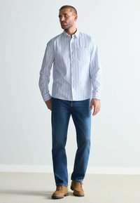 Next REGULAR FIT - SIGNATURE BRUSHED BACK COSY - Tiesaus kirpimo džinsai - mid blue