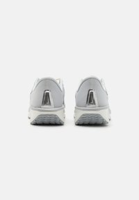 Nike Performance QUEST 6 - Tenisice za cestovno trčanje - photon dust/smoke grey/psychic blue/white/echo pink/sail