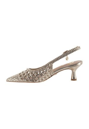Scarpa slingback metallizzata in tessuto intrecciato con punta affusolata, tacco basso kitten e piccolo ciondolo pendente sul cinturino alla caviglia.