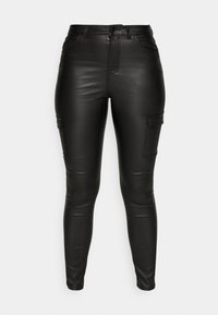 Pantalones cargo de cuero sintético negro con un diseño ajustado, que presentan dos bolsillos laterales y una textura suave y brillante.