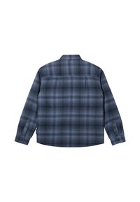 Camisa de franela de cuadros azules, de manga larga, con cuello abotonado, que presenta un patrón a cuadros en tonos de azul oscuro y azul claro.