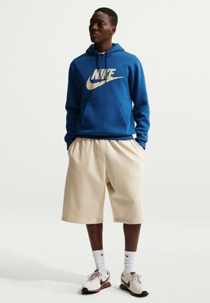 M NK CLUB BB PO GFX - Pulover s kapuco - court blue/court blue/lt khaki