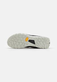 Talpă de pantof sport neagră cu un model de tracțiune texturat alb; dotată cu un logo Vibram galben și accente gri pentru durabilitate.