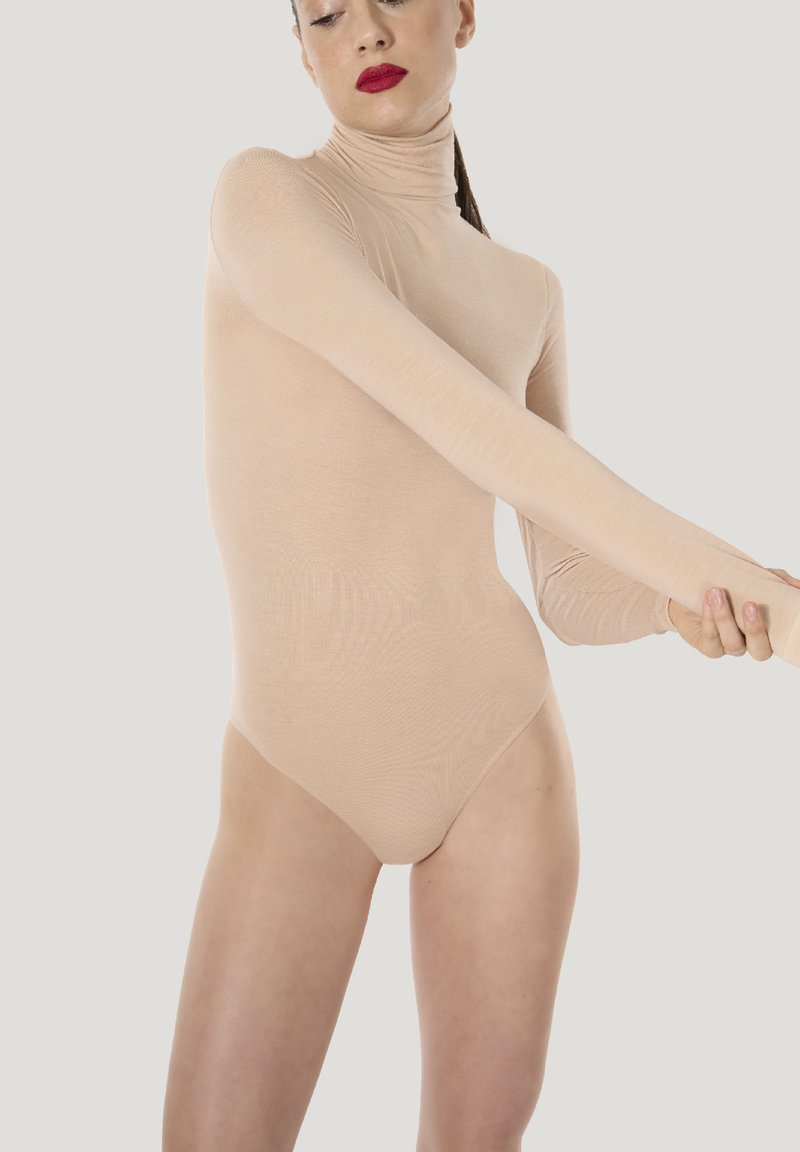Beige polokrage bodysuit med långa ärmar, slät yta, figurnära design och högslitsade benöppningar.