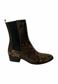 Botines tipo Python-print con punta redonda, paneles laterales elásticos negros, tacón bajo de bloque y superficie texturizada en colores marrón y beige.