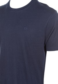 T-shirt en coton bleu marine avec un col rond, des manches courtes et un petit logo brodé sur la poitrine. Texture lisse, design décontracté.