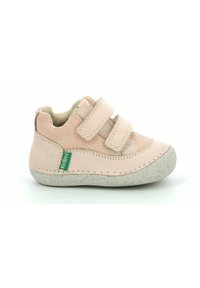 Zapato de cuero rosa para toddlers con dos correas de velcro, parte superior texturizada, punta redonda y suela de goma gris claro. Etiqueta de marca verde en el costado.
