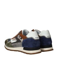 Zapatillas deportivas que combinan gamuza de color gris, verde, marrón y azul con acentos en blanco. El diseño incluye un reverso texturizado y una suela de goma.