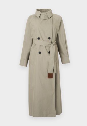 Μπεζ μακρύς καμπαρντίνα με διπλή σειρά μαύρα κουμπιά, ζώνη στη μέση με δερμάτινη άκρη, πλαϊνές τσέπες και ψηλό γιακά.